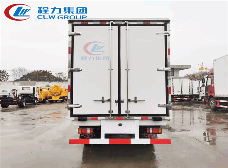 国六江铃130马力宽体冷藏车