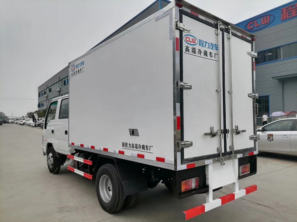 国六五十铃双排冷藏车
