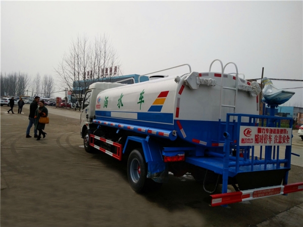不上户东风多利卡8吨洒水车