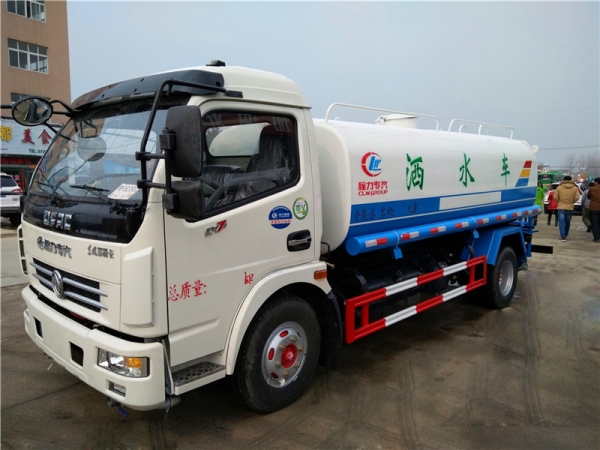 不上户东风多利卡8吨洒水车