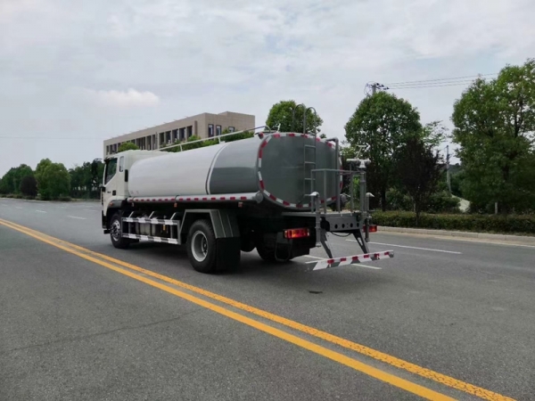 福田领航ES7 15方洒水车