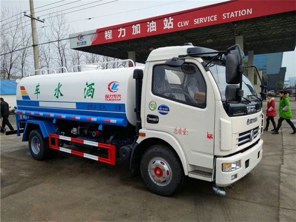 不上户东风多利卡8吨洒水车