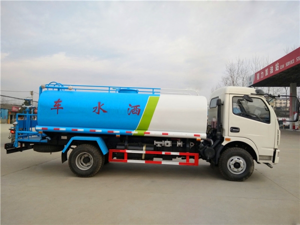不上户东风福瑞卡9吨洒水车