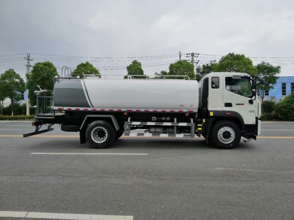 福田领航ES7 15方洒水车