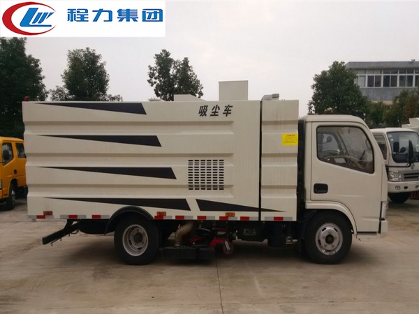 东风小多利卡5方吸尘车