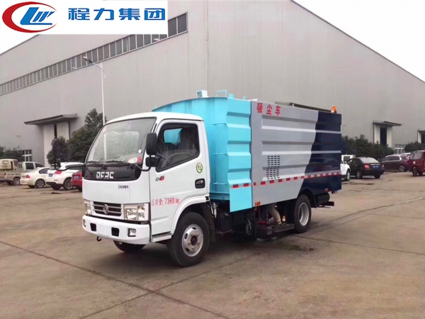 东风小多利卡5方吸尘车